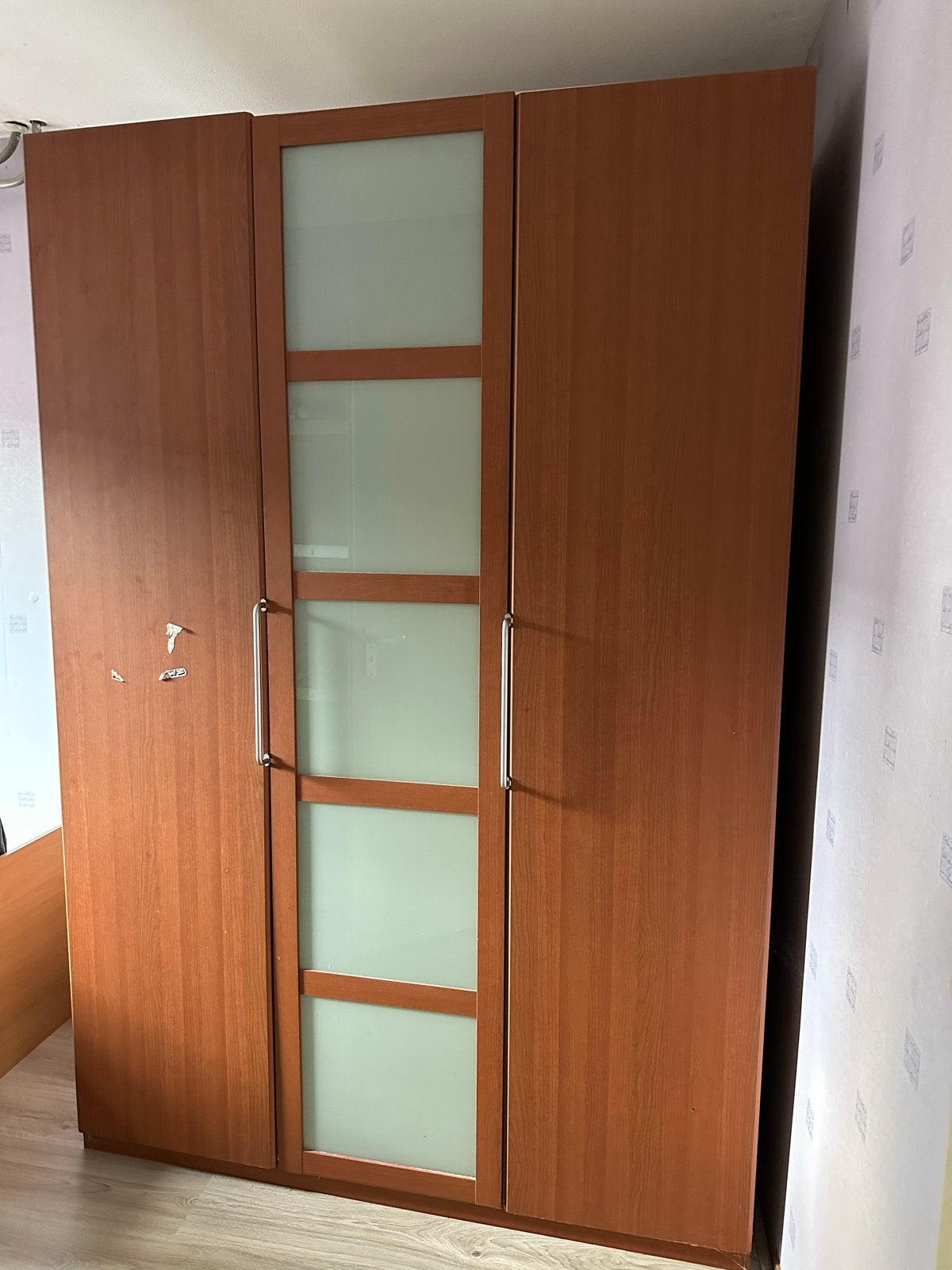 Ruime kledingkast met glazen deuren, Huis en Inrichting, Ophalen, Gebruikt, 100 tot 150 cm, 200 cm of meer