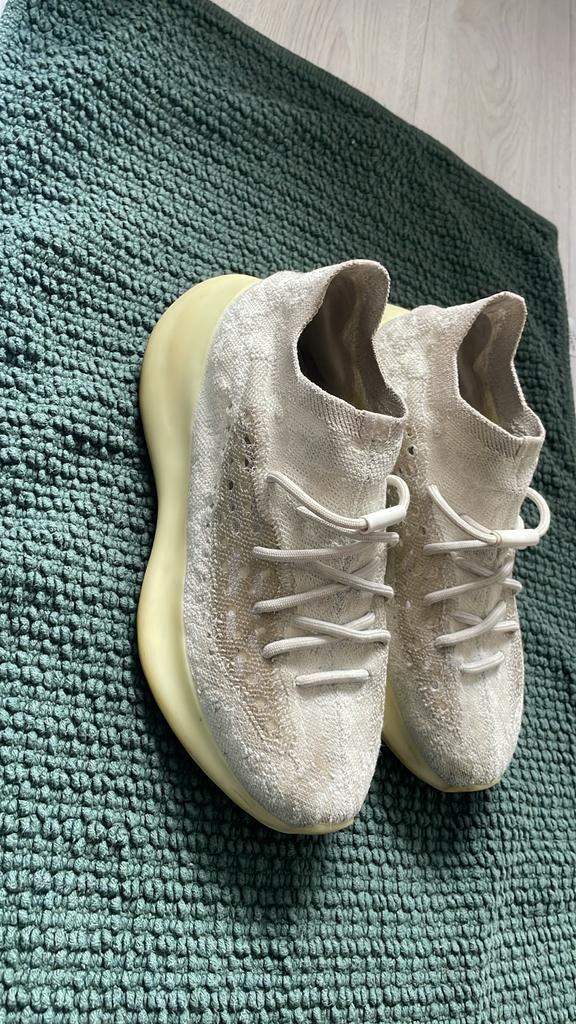 Yeezy Calcite Glow - Lichtgevend & Comfortabel, Ophalen of Verzenden, Gedragen, Overige kleuren, Sneakers of Gympen