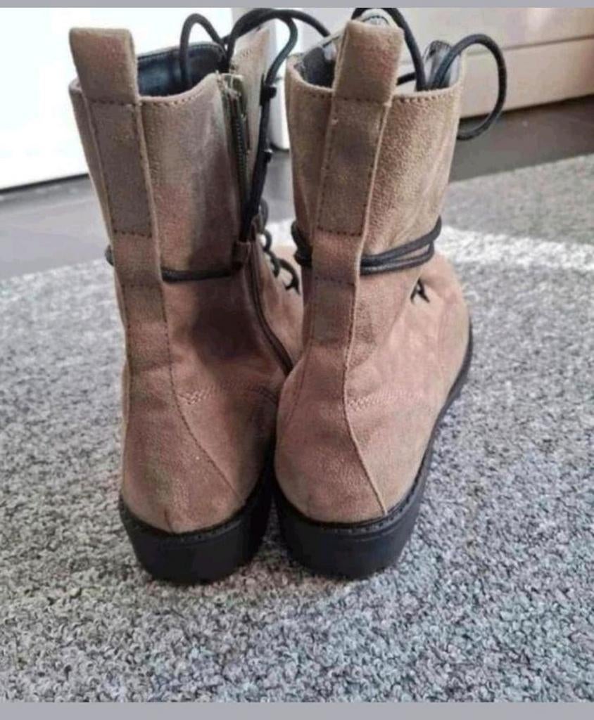 Beige suède enkellaarsjes met veters en rits – maat 41, Kleding | Dames, Schoenen, Hoge laarzen, Beige, Ophalen of Verzenden, Zo goed als nieuw