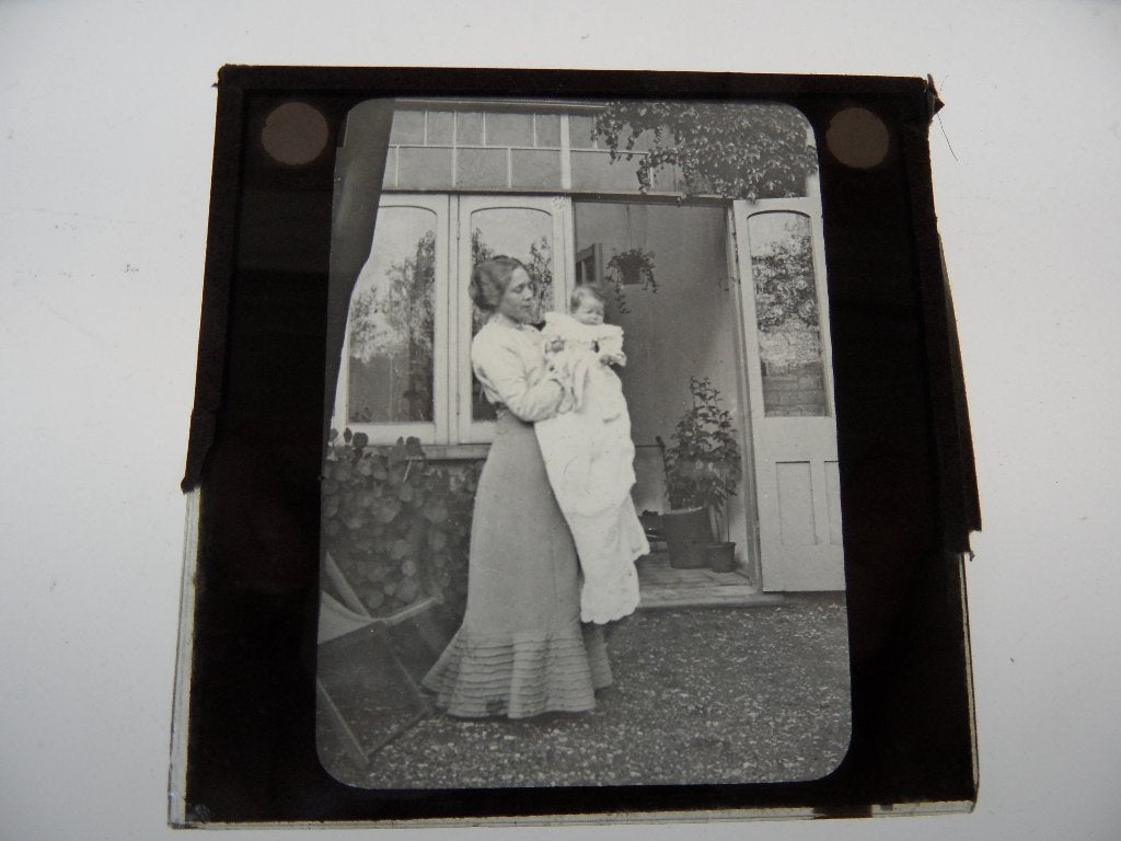 glasdia 8,2x8,2cm  dubbelglas,moeder met baby  1910?, Verzamelen, Gebruikt, Verzenden, Foto, Voor 1940