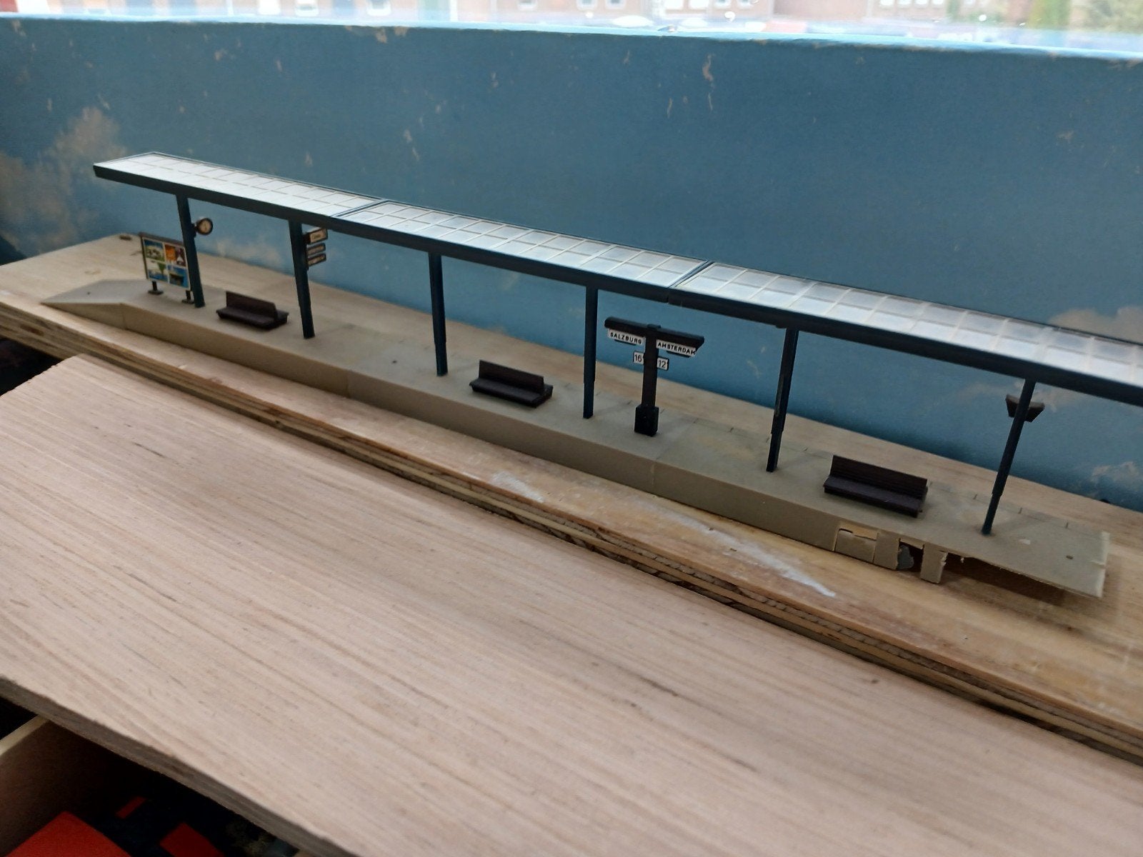 Mooi perron voor spoorbaan - modelbouw, Ophalen of Verzenden