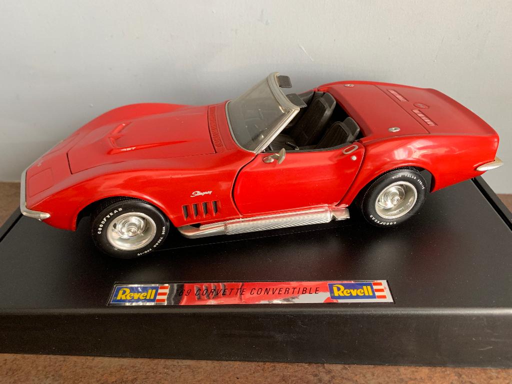CHEVROLET CORVETTE C3 CONVERTIBLE VAN REVELL 1969 1/18, Ophalen of Verzenden, Zo goed als nieuw, Auto, Revell
