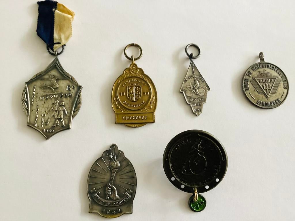 6 oude sport medailles,fietsen,wandelen,zwemmen,waterpolo, Postzegels en Munten, Penningen en Medailles, Ophalen