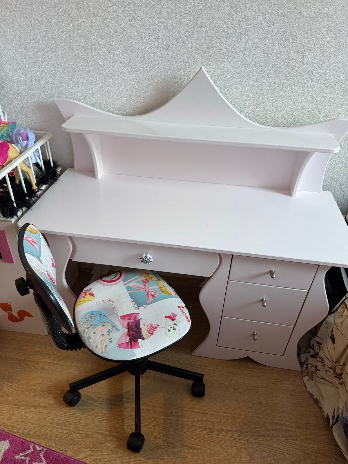 Schattig wit Kinderbureau met Stoel, Vloerkleed & Mat, Huis en Inrichting, Ophalen, Gebruikt, 115 cm, Met lades