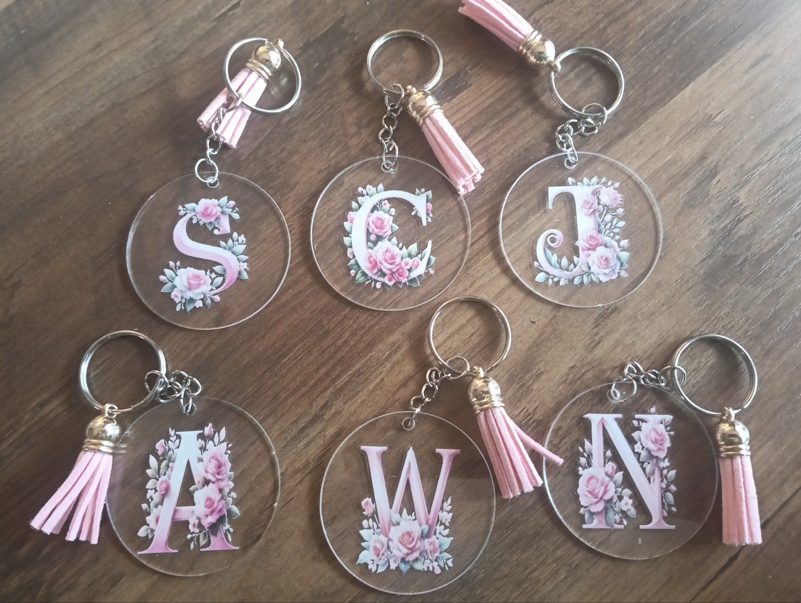 Letter sleutelhanger met rozen en kwastje, Ophalen of Verzenden, Nieuw, Overige typen