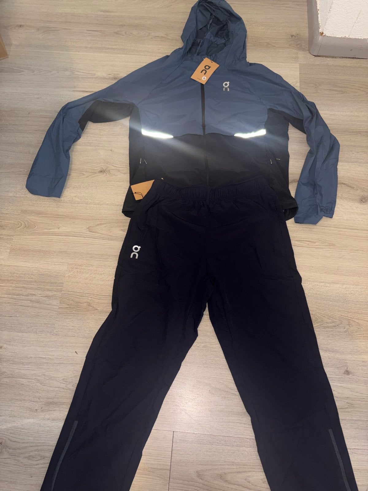 On Cloud trainingspak set (vest en broek) Maat M, Sport en Fitness, Loopsport en Atletiek, Overige merken, Nieuw, Ophalen of Verzenden