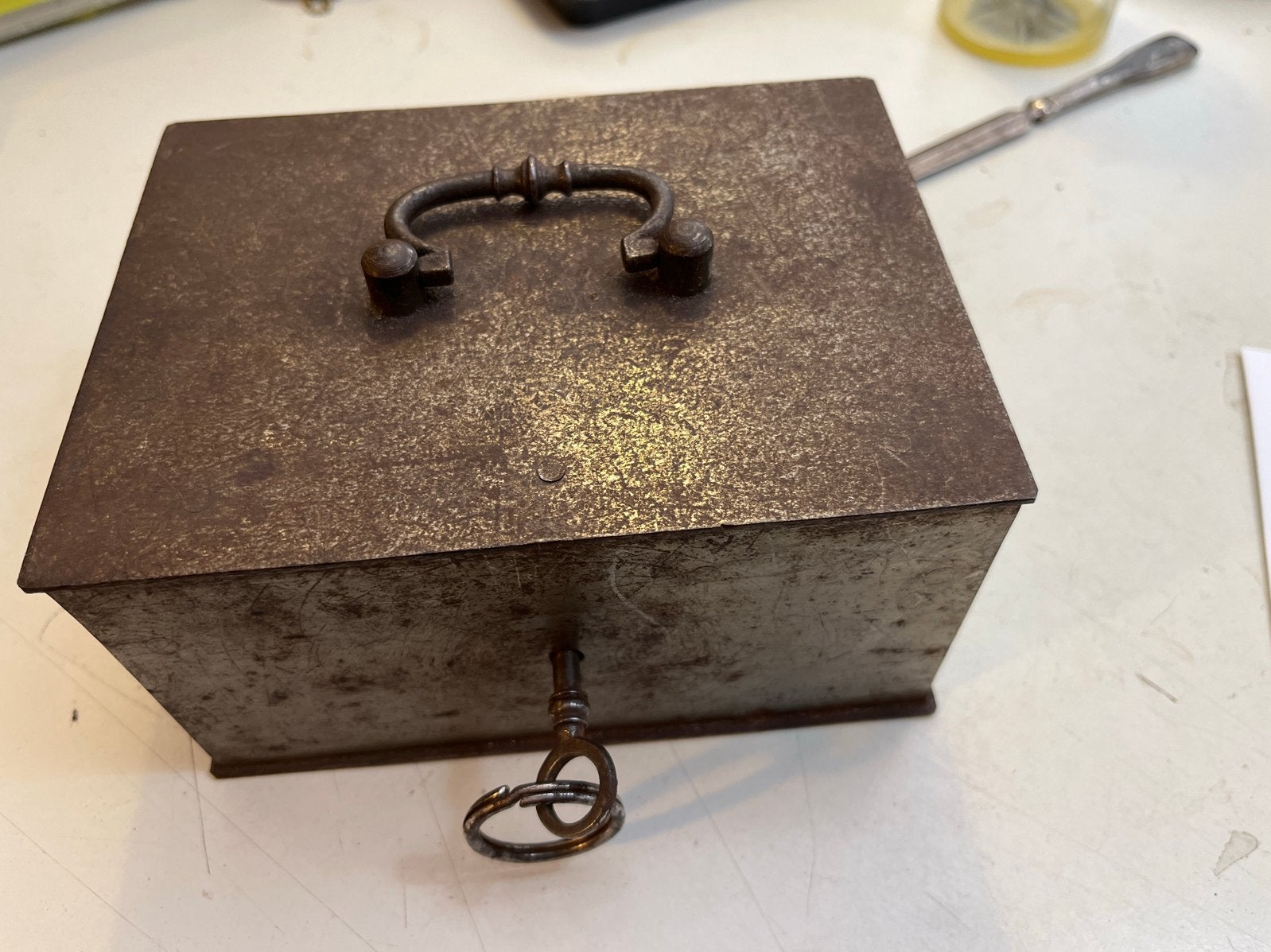 Vintage Geldkistje met Sleutel - Antiek IJzeren Spaarpot, Ophalen of Verzenden