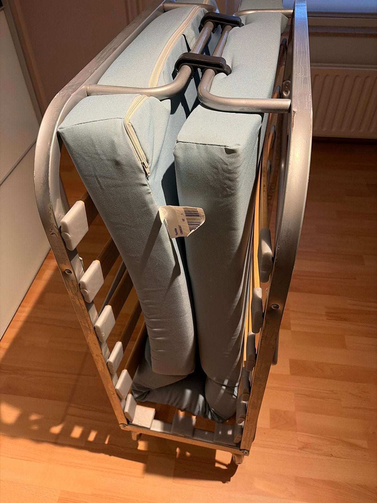 Opklapbaar logeerbed met matras - Zo goed als nieuw, Huis en Inrichting, Verstelbaar, Eenpersoons, Ophalen of Verzenden, Zo goed als nieuw