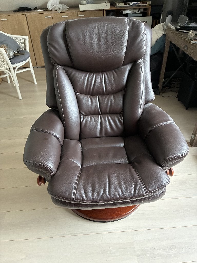 Leren fauteuil met houten voet en bijpassende hocker, Ophalen, Klassiek-modern, 75 tot 100 cm, Zo goed als nieuw