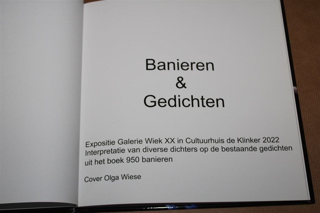 Banieren & gedichten. Expo Galerij Wiek Klinker 2022., Ophalen of Verzenden, Zo goed als nieuw