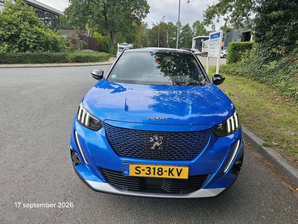 Peugeot 2008 EV 50kWh 136pk 2021 Blauw/zwart, Auto's, Sound system, Elektrisch, Particulier, Dealer onderhouden