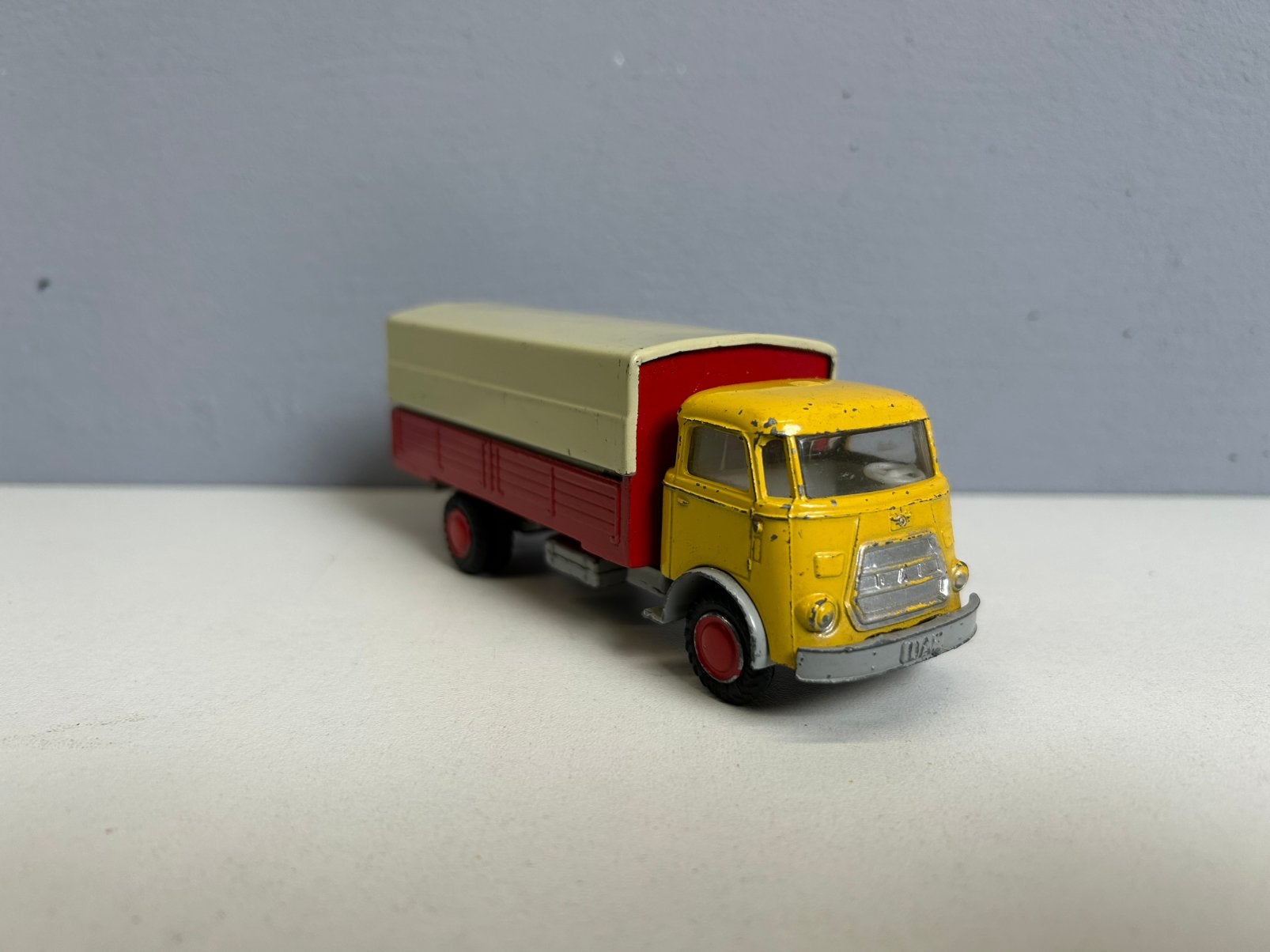 60’s Lion toys car Daf Frontstuur geel-rood + huif, Ophalen of Verzenden, Zo goed als nieuw, Bus of Vrachtwagen, Lion Toys