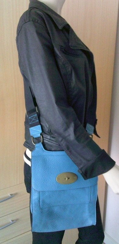 Knalblauw leren crossbody postman locked met NIEUWSTAAT, Verzenden, Zo goed als nieuw, Blauw, Overige typen