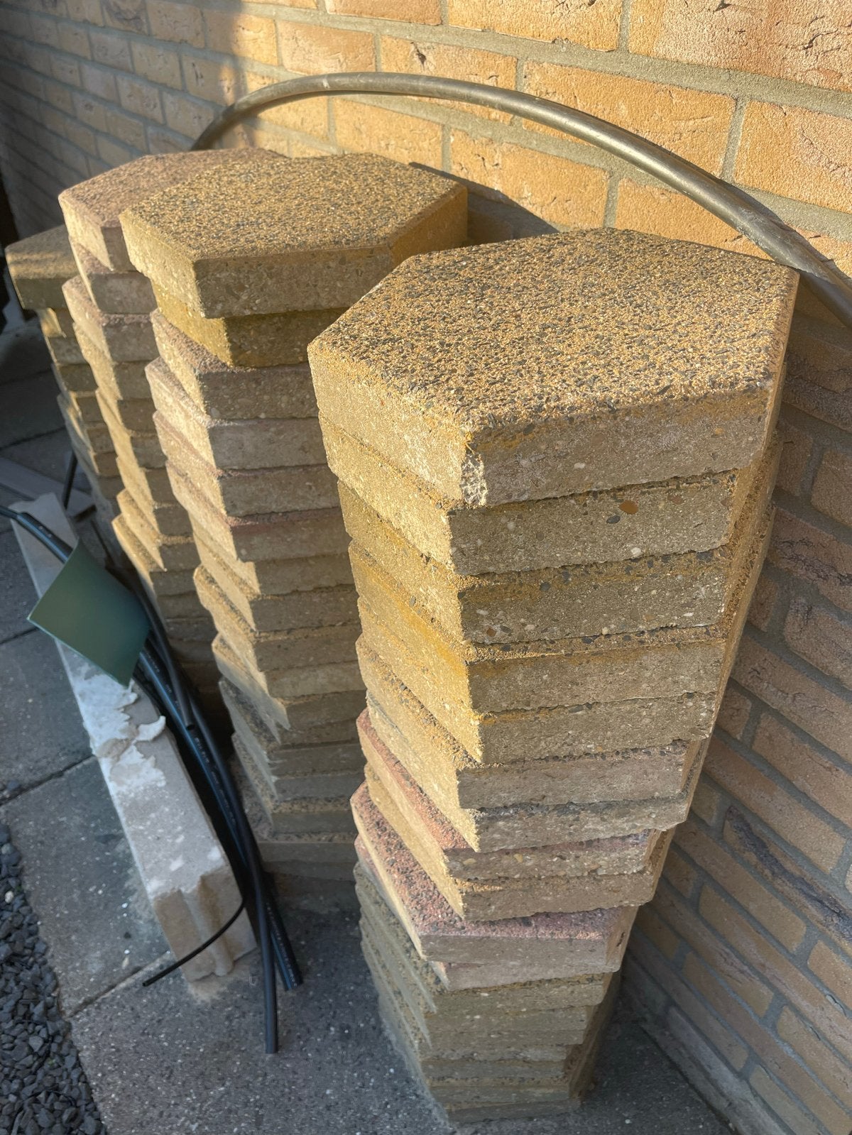 Gratis zeskantige betontegels (ca. 70 stuks), Ophalen, Gebruikt, 5 tot 10 m², Beton