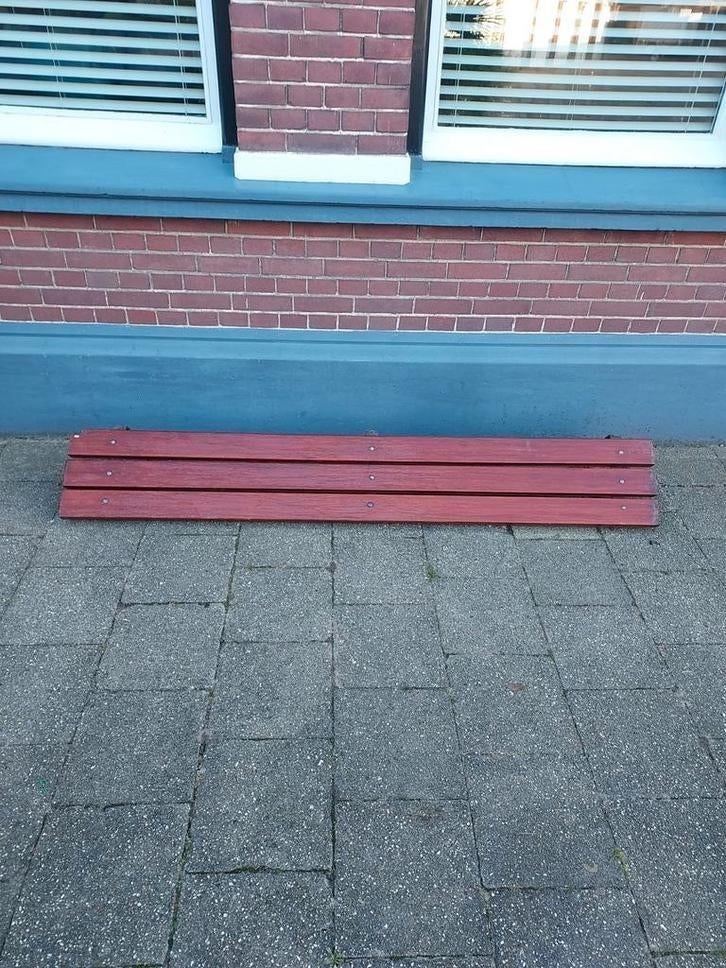 Oude gymbank van tropisch hard hout., Ophalen
