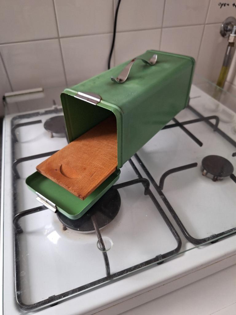 Kleine groene broodtrommel met snijplank, Ophalen of Verzenden, Metaal, Broodtrommel, Groen
