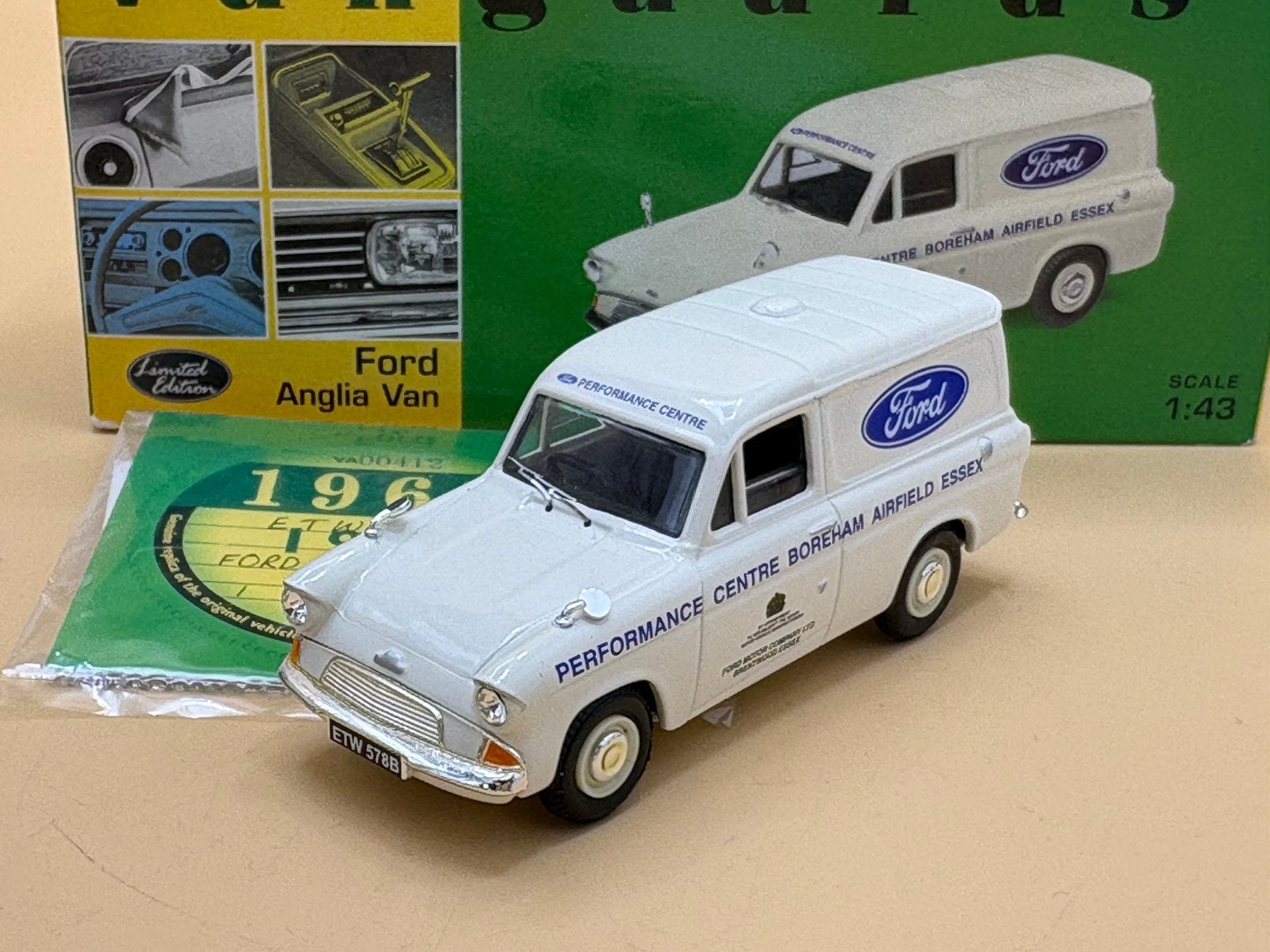 Ford Anglia Van Ford Performance Center 1/43 Vanguards, Verzenden, Zo goed als nieuw, Auto, Overige merken