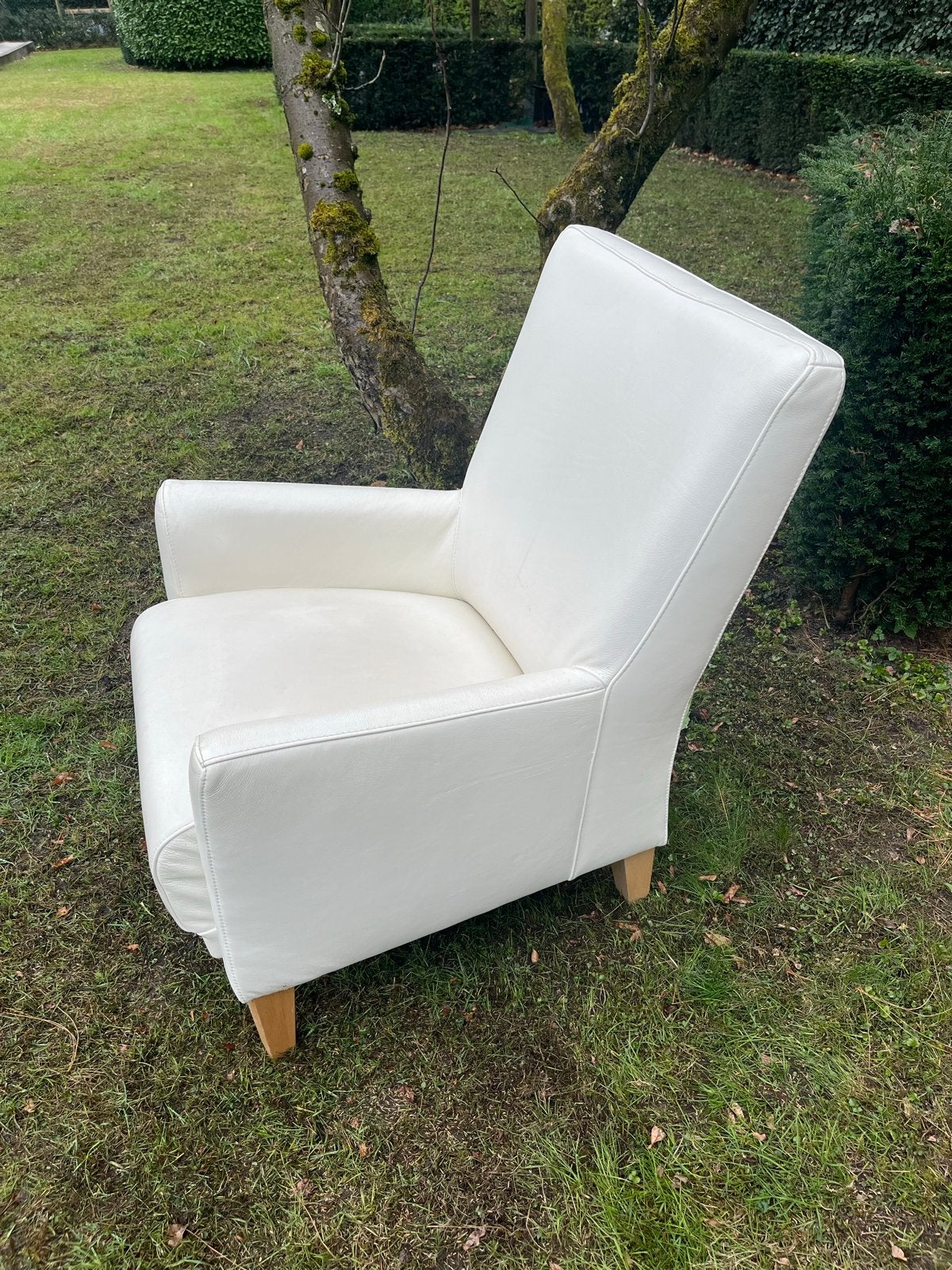 Comfortabele witte fauteuil, Ophalen, 75 tot 100 cm, Zo goed als nieuw, Leer