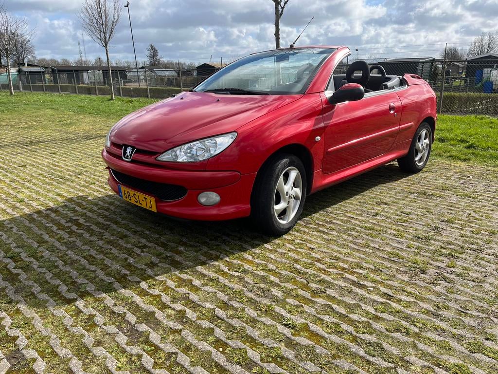Peugeot 206 1.6 16V CC 2006 Rood distributie vern., Auto's, Voorwielaandrijving, Stof, Zwart, 4 cilinders