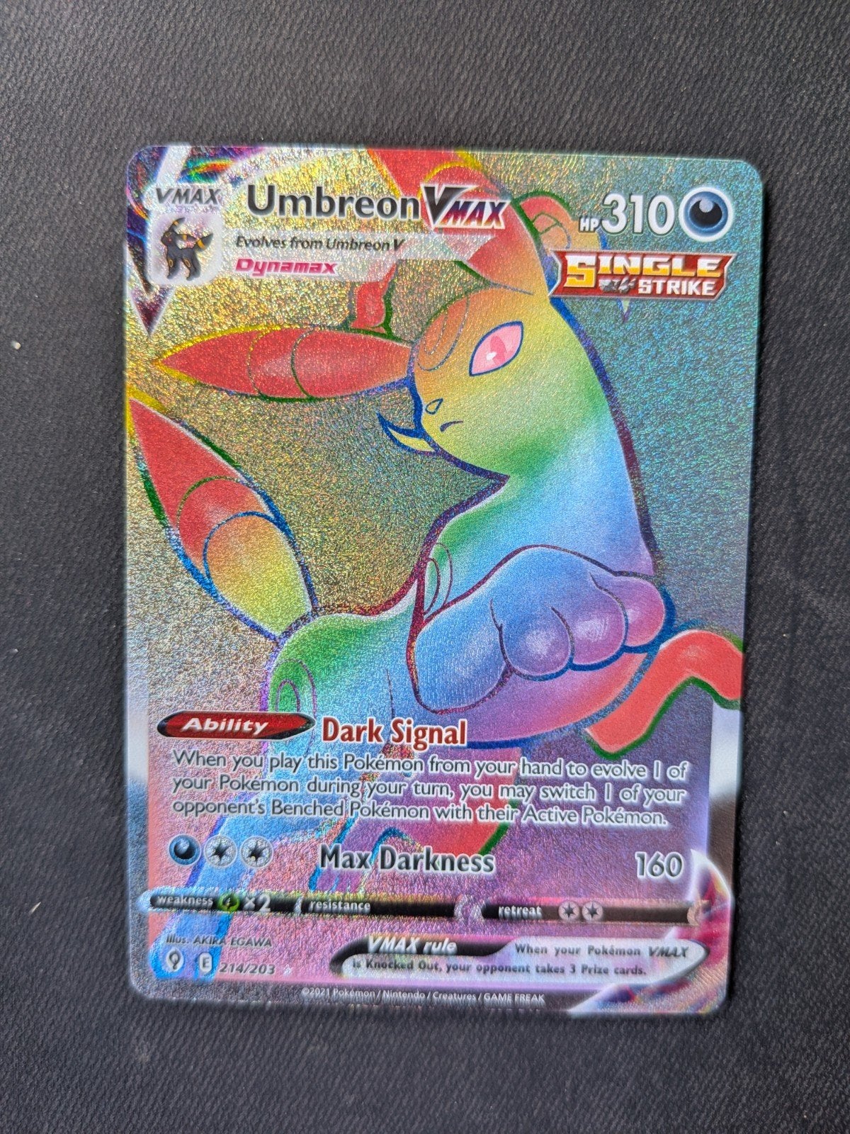 Umbreon VMAX Rainbow Rare Pokémon Kaart (214/203), Hobby en Vrije tijd, Ophalen of Verzenden, Zo goed als nieuw, Losse kaart, Foil