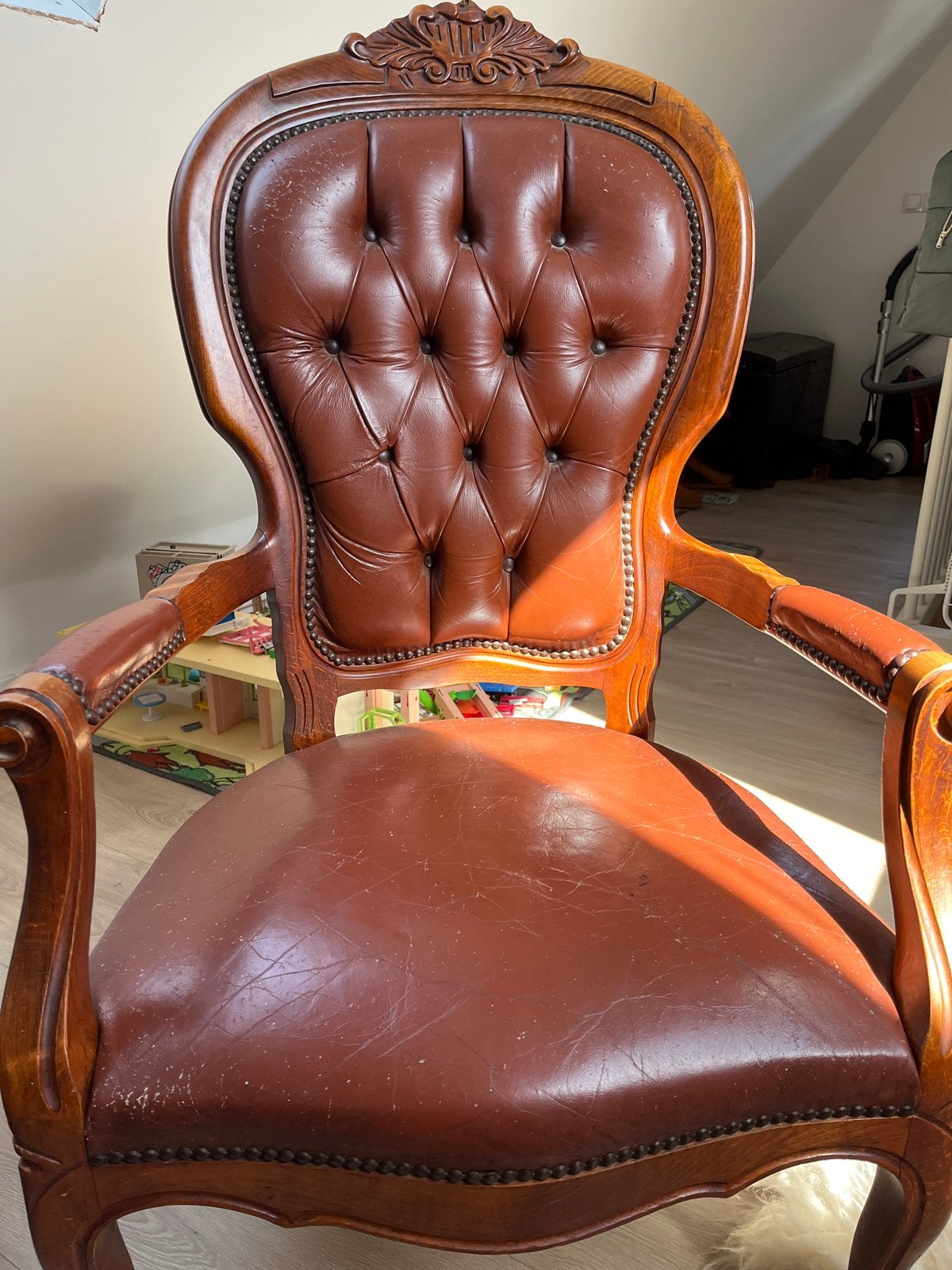 Klassieke fauteuil met bruin lederen bekleding, Ophalen