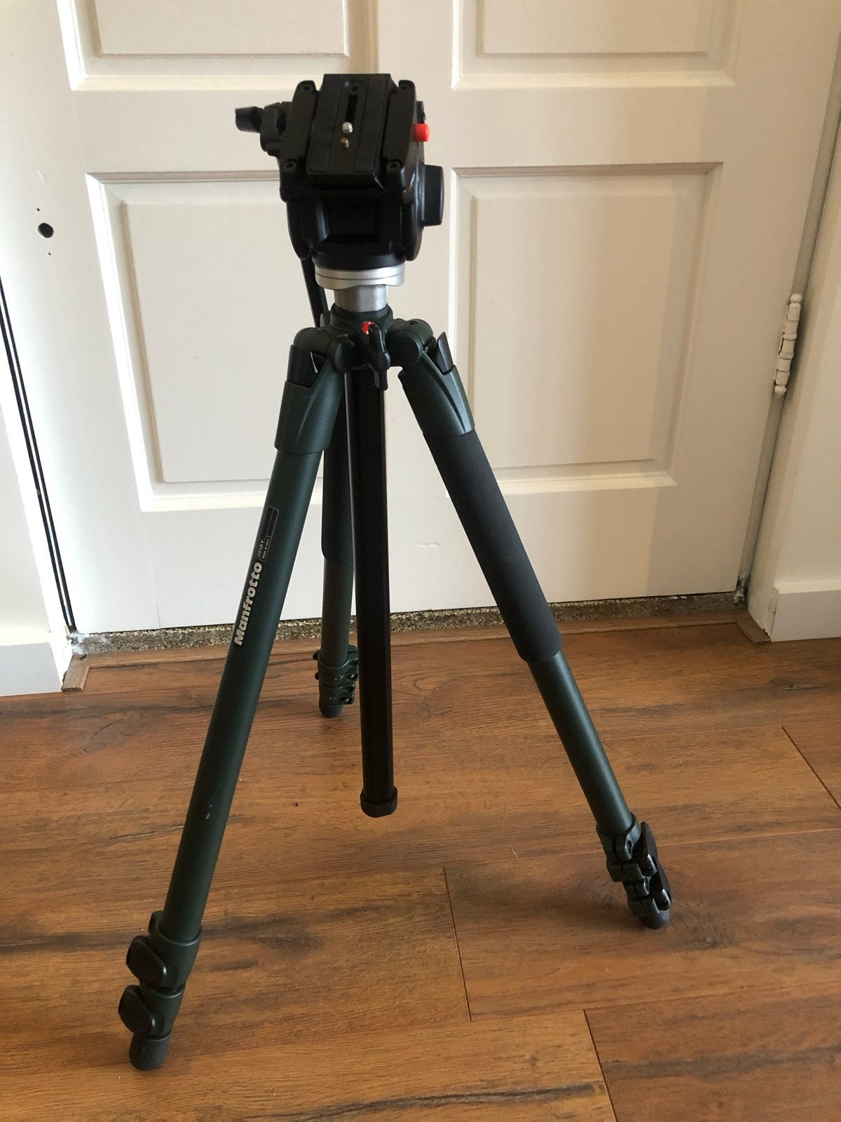 Manfrotto 055XB Statief met 501HDV Videokop, Ophalen, Snelkoppelingsplaat, Driepoot, Zo goed als nieuw