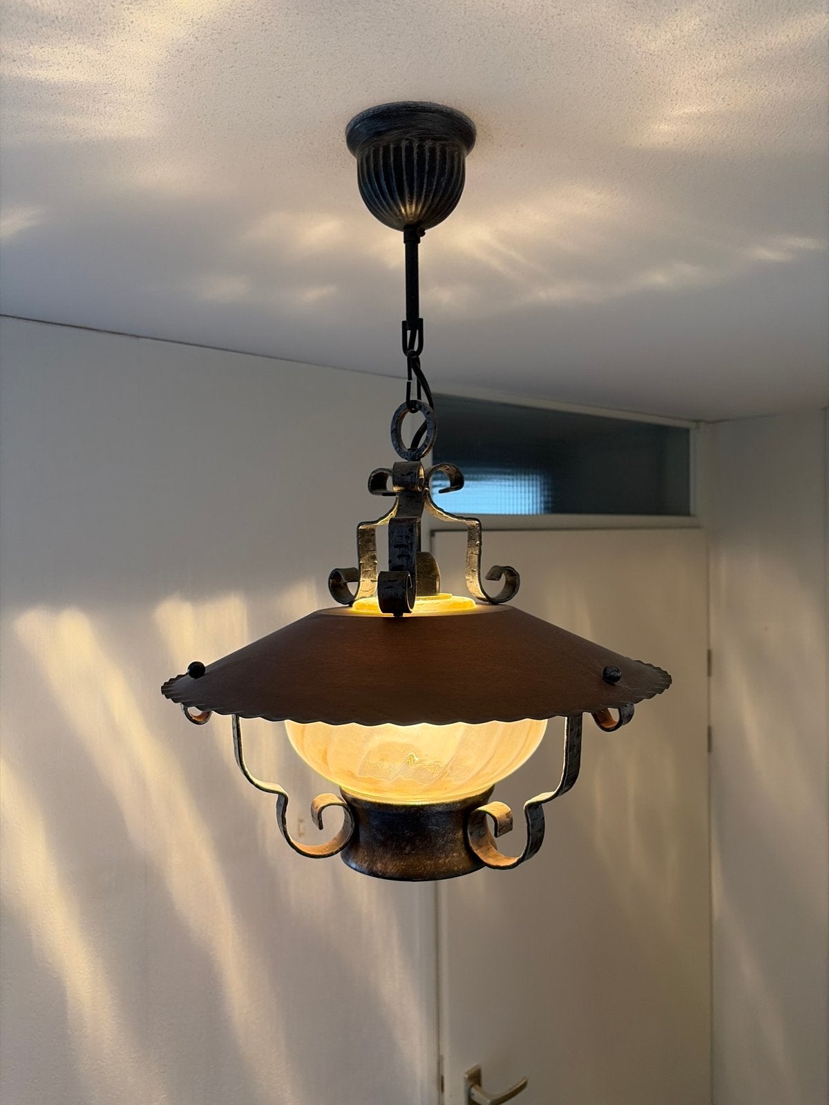 Antieke hanglamp met smeedijzer en glazen kap, Huis en Inrichting, Ophalen, Zo goed als nieuw, Metaal, E27 (groot)
