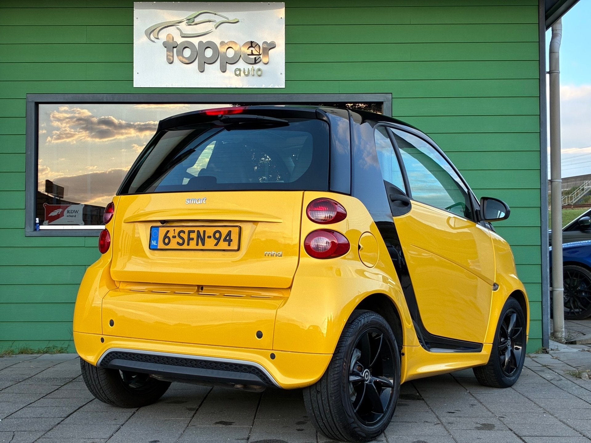 Smart Fortwo coupé 1.0 mhd Bumble Bee|Panoramadak|Camera|Na, Auto's, Automaat, Euro 5, Achterwielaandrijving, Gebruikt