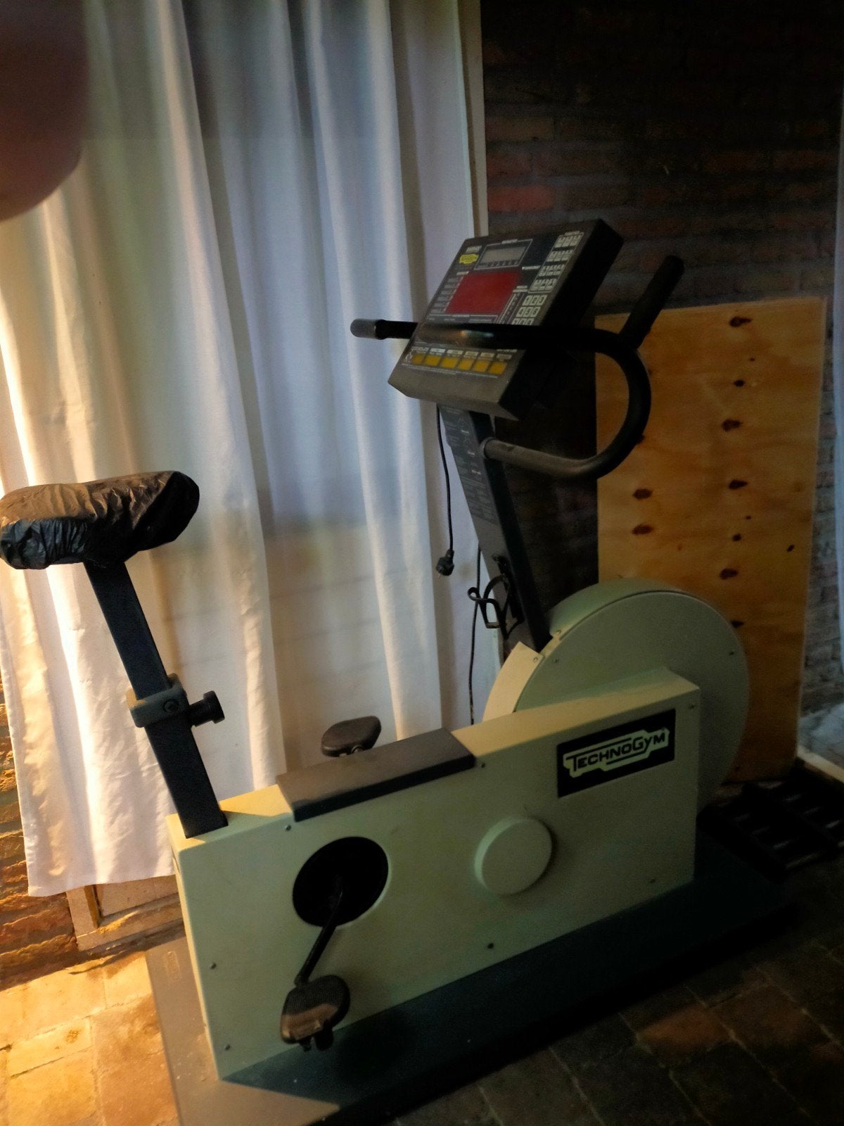 TechnoGym Hometrainer - Perfect voor thuisworkouts, Sport en Fitness, Ophalen, Gebruikt, Metaal, Benen