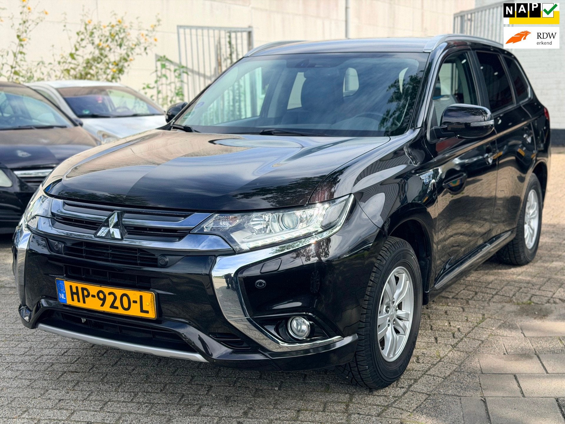 Mitsubishi Outlander 2.0 PHEV Executive Edition Bj:2015 Came, 4 cilinders, 1820 kg, Zwart, Bedrijf