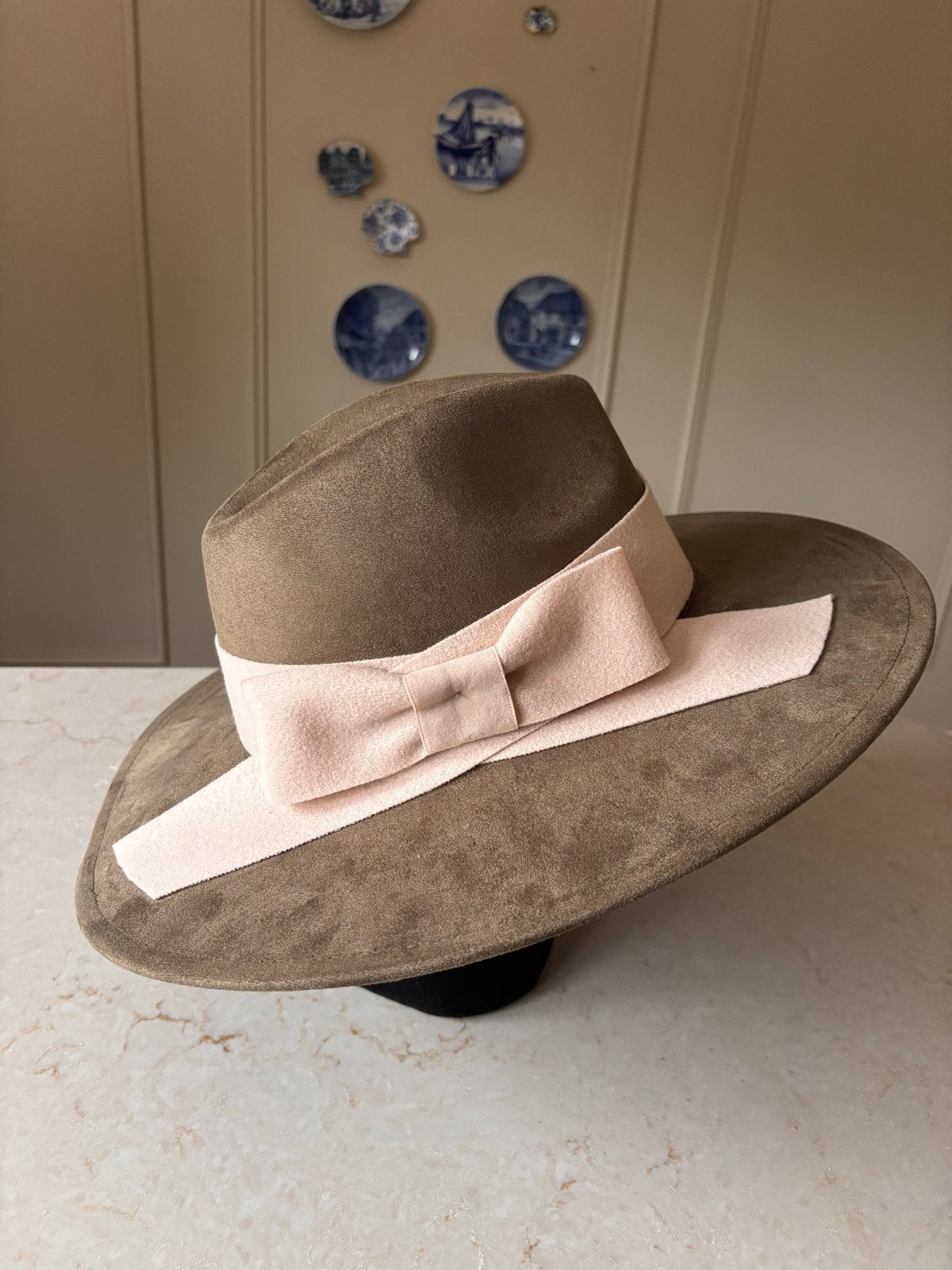 Olijfgroene suède dames fedora/cowboyhoed, groene dameshoed, Ophalen of Verzenden, Nieuw, One size fits all, Hoed