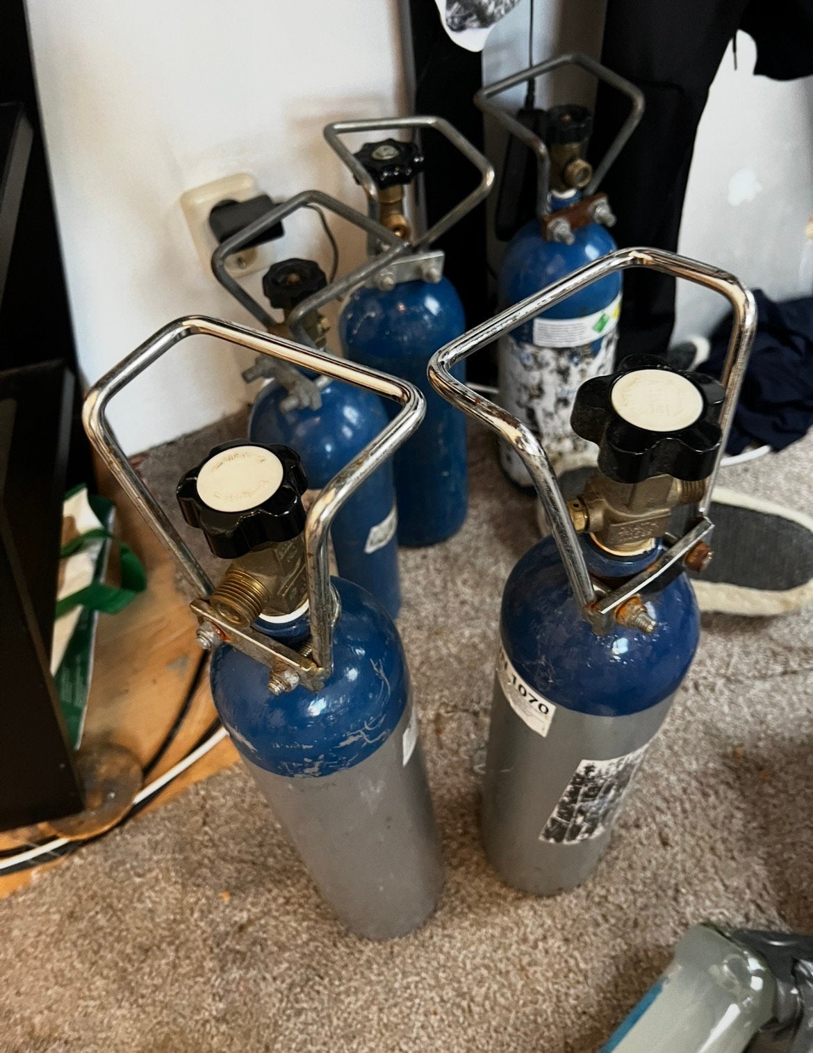Lege lachgas flessen met statiegeld, Ophalen