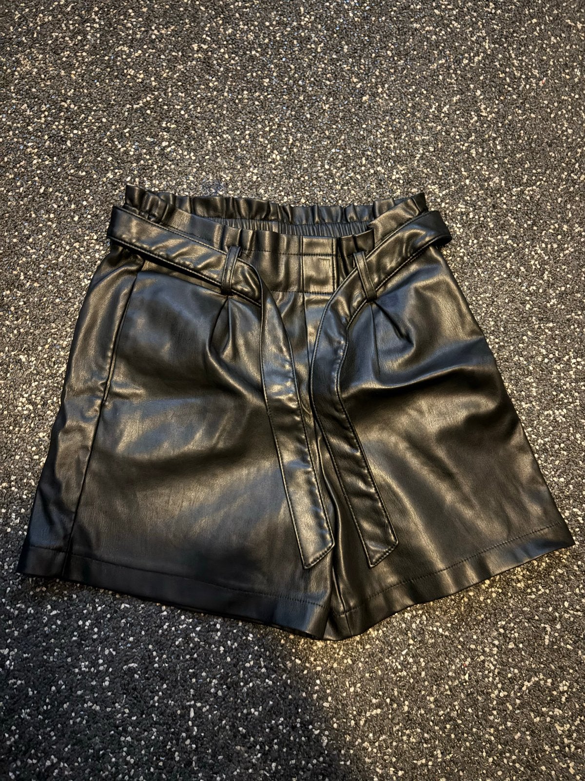 Zwarte leren look shorts met strikceintuur, Kort, Zwart, Ophalen of Verzenden, Maat 36 (S)