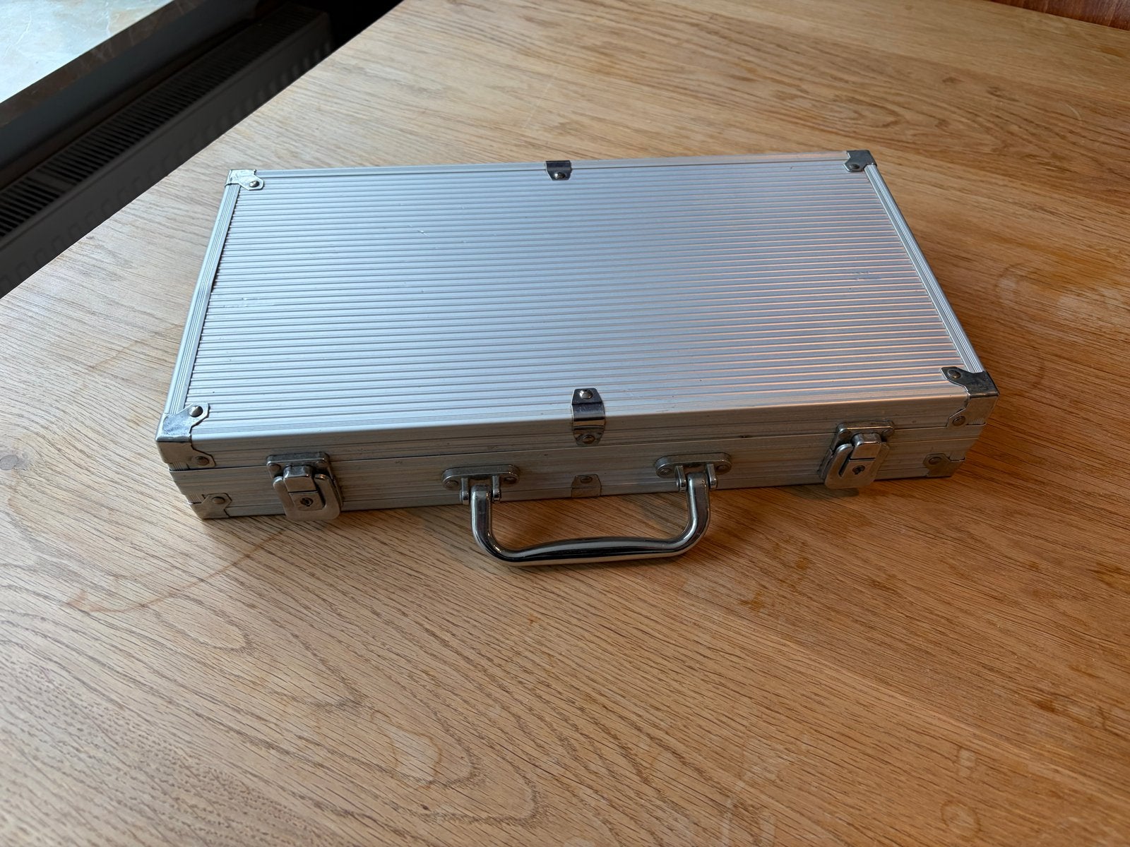Pokerset in aluminium koffer met fiches en kaarten, Drie of vier spelers, Ophalen, Gebruikt