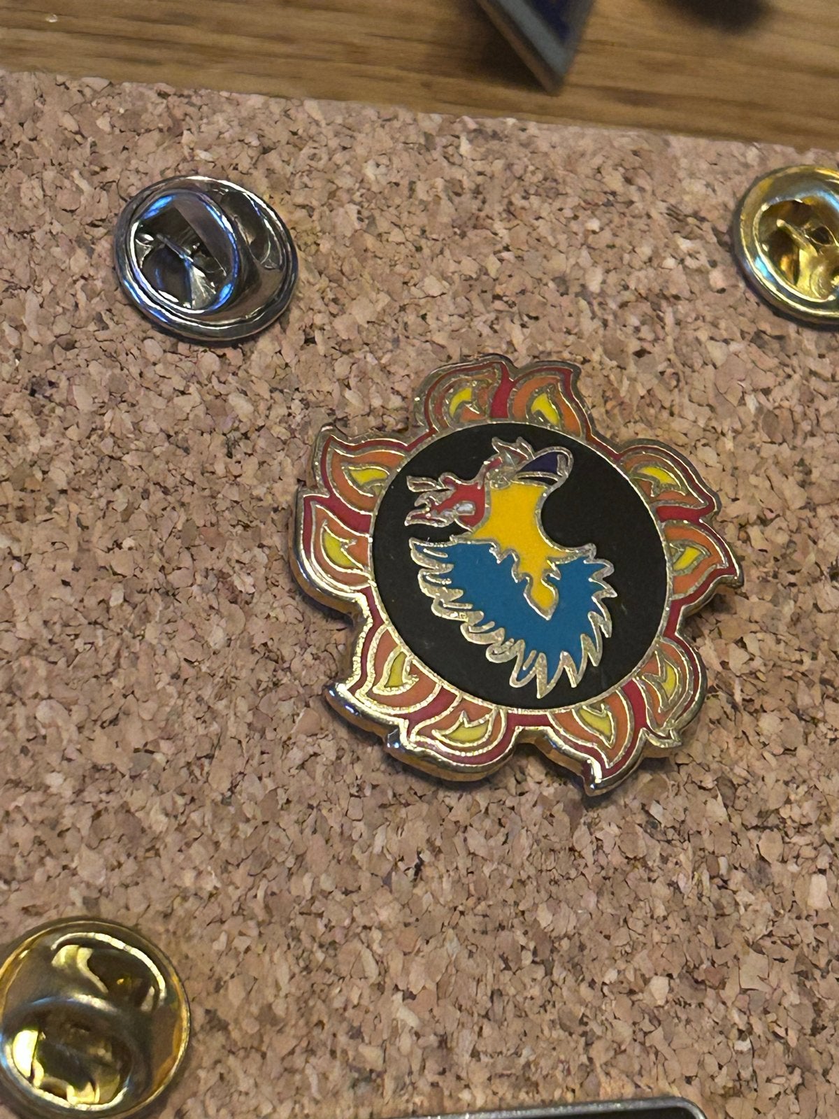 Kleurrijke Phoenix pin - Uniek Design, Ophalen of Verzenden, Zo goed als nieuw, Overige onderwerpen, Speldje of Pin