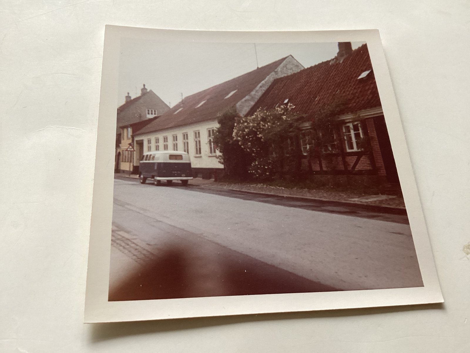 VW busje van straat met busje en huizen. 9x9 cm, Verzamelen, 1960 tot 1980, Gebruikt, Foto, Ophalen of Verzenden