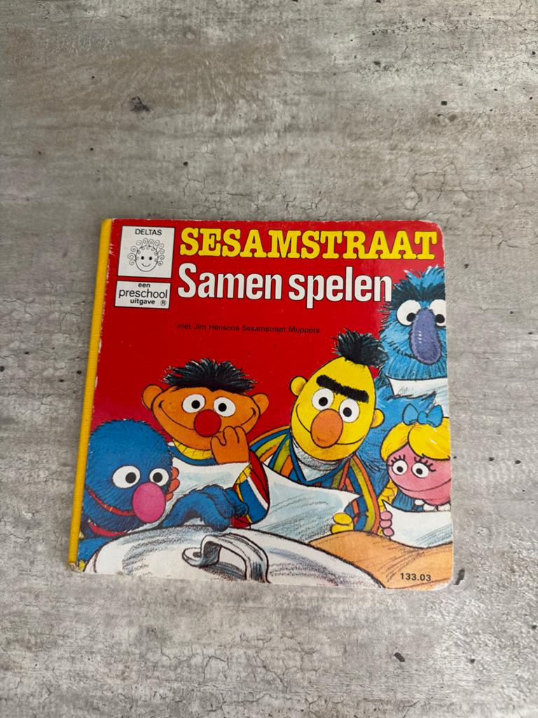 Sesamstraat: Samen Spelen - Vintage Kinderboek, Gelezen, Fictie algemeen, Jongen of Meisje, Ophalen of Verzenden
