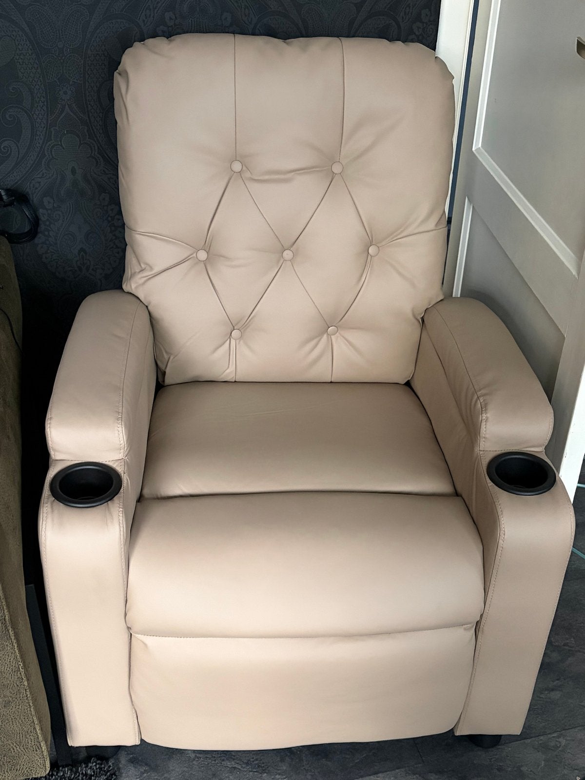 Comfortabele beige relaxfauteuil met bekerhouders, Ophalen, Zo goed als nieuw, Leer, 75 tot 100 cm