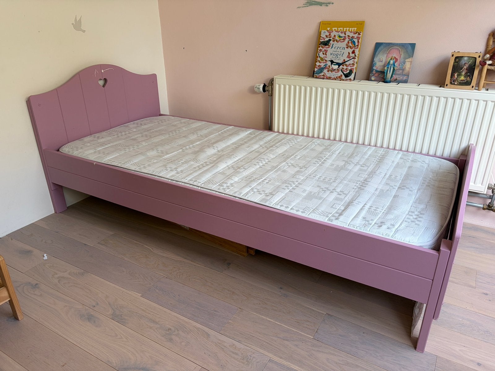Bed met hartje (met matras), Kinderen en Baby's, Ophalen, 85 tot 100 cm, Zo goed als nieuw, Matras