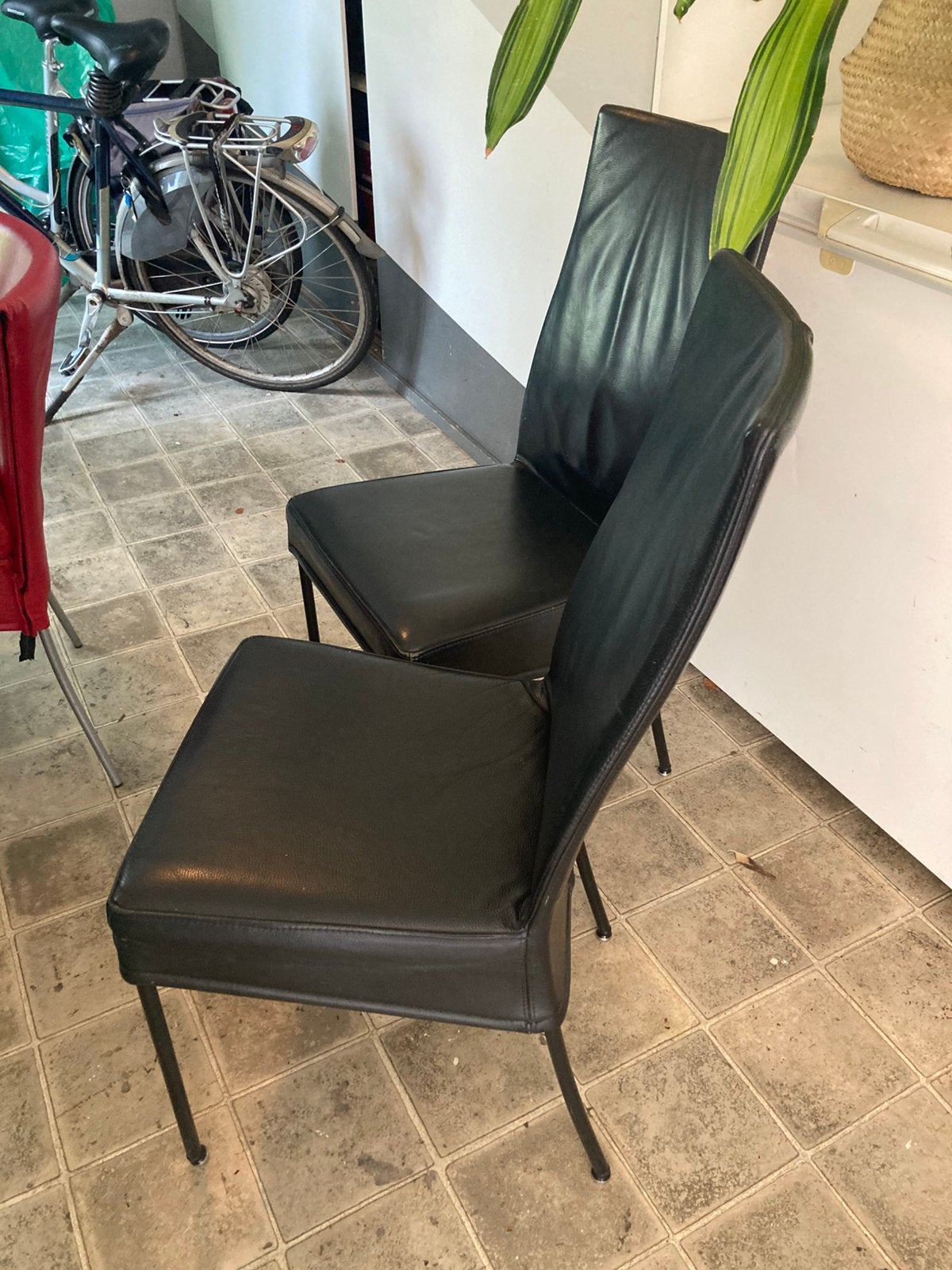 Twee zwarte, echt leren stoelen, gratis, Huis en Inrichting, Stoelen, Ophalen, Gebruikt, Zwart, Twee