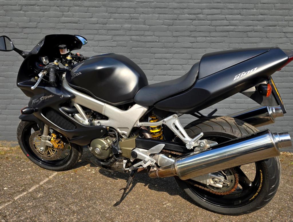 Honda VTR 1000F Firestorm | 5850km | Matzwart | Nieuwstaat!, Motoren, 2 cilinders, Motorrijbewijs A, Gebruikt, Handgeschakeld