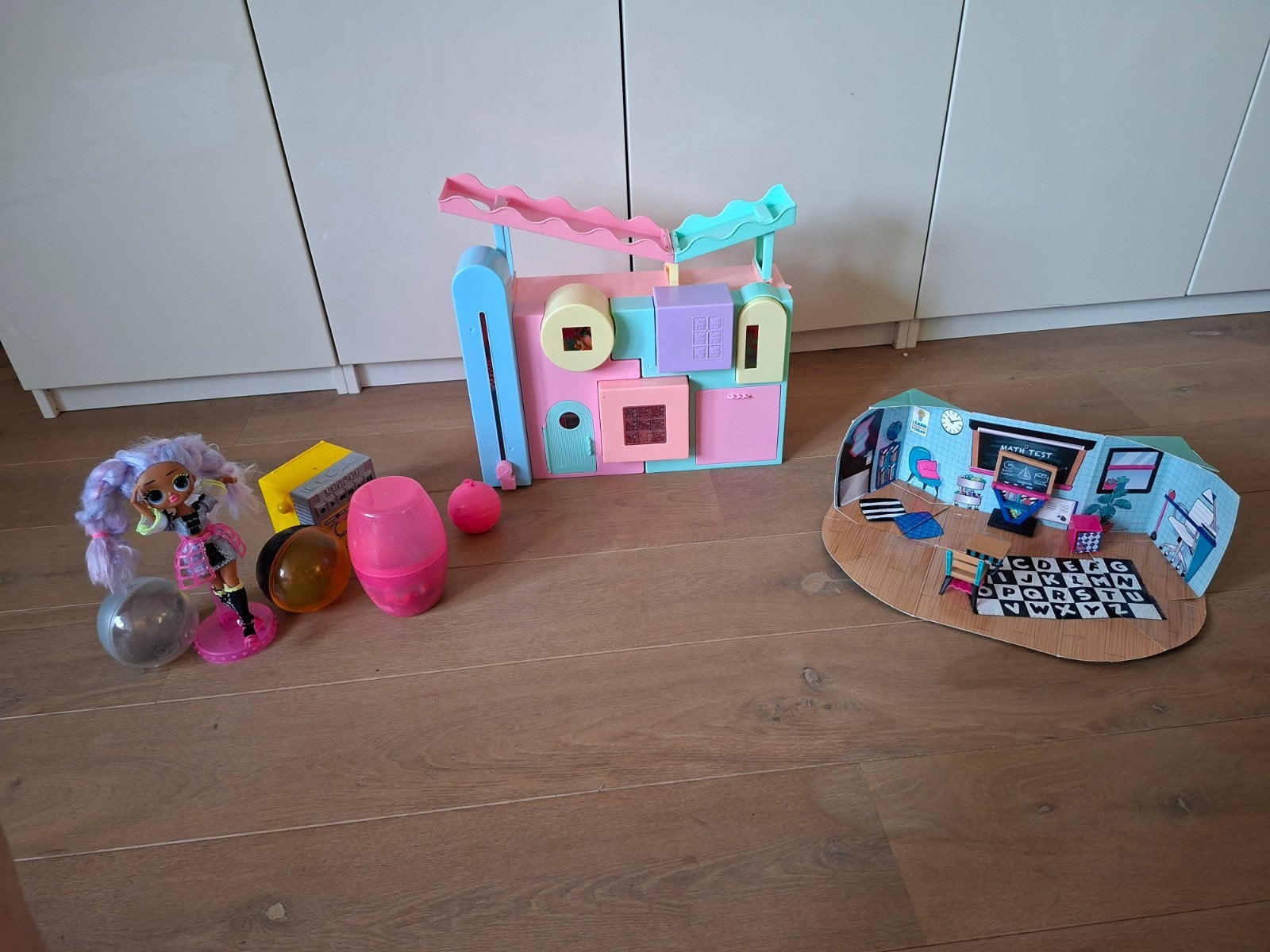 L.O.L. surprise house + school en accessoires, Ophalen of Verzenden, Zo goed als nieuw