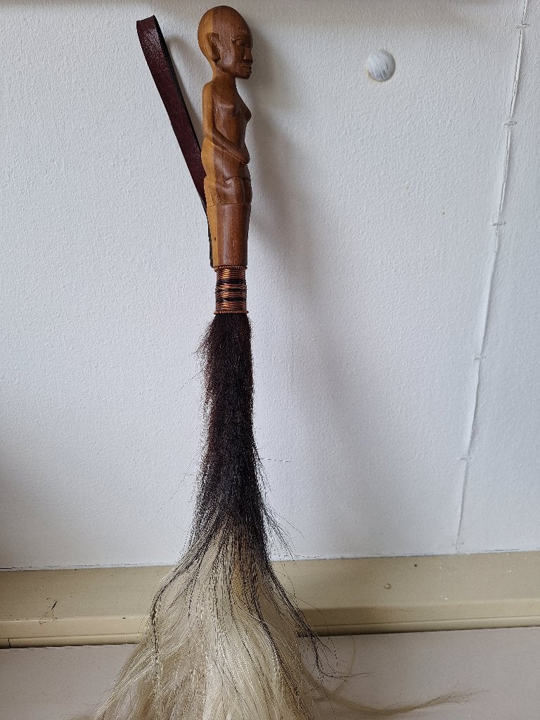 Afrikaanse vliegenwisser, Ophalen