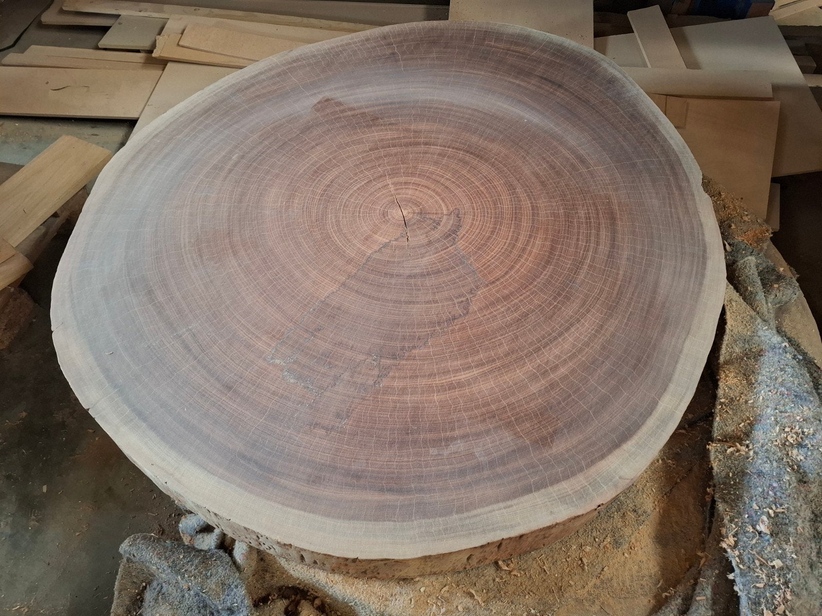 Boomstamschijf Mahonie - Ø 1.3m, CNC uitgevlakt, Ophalen, Plank, 50 mm of meer, Minder dan 200 cm