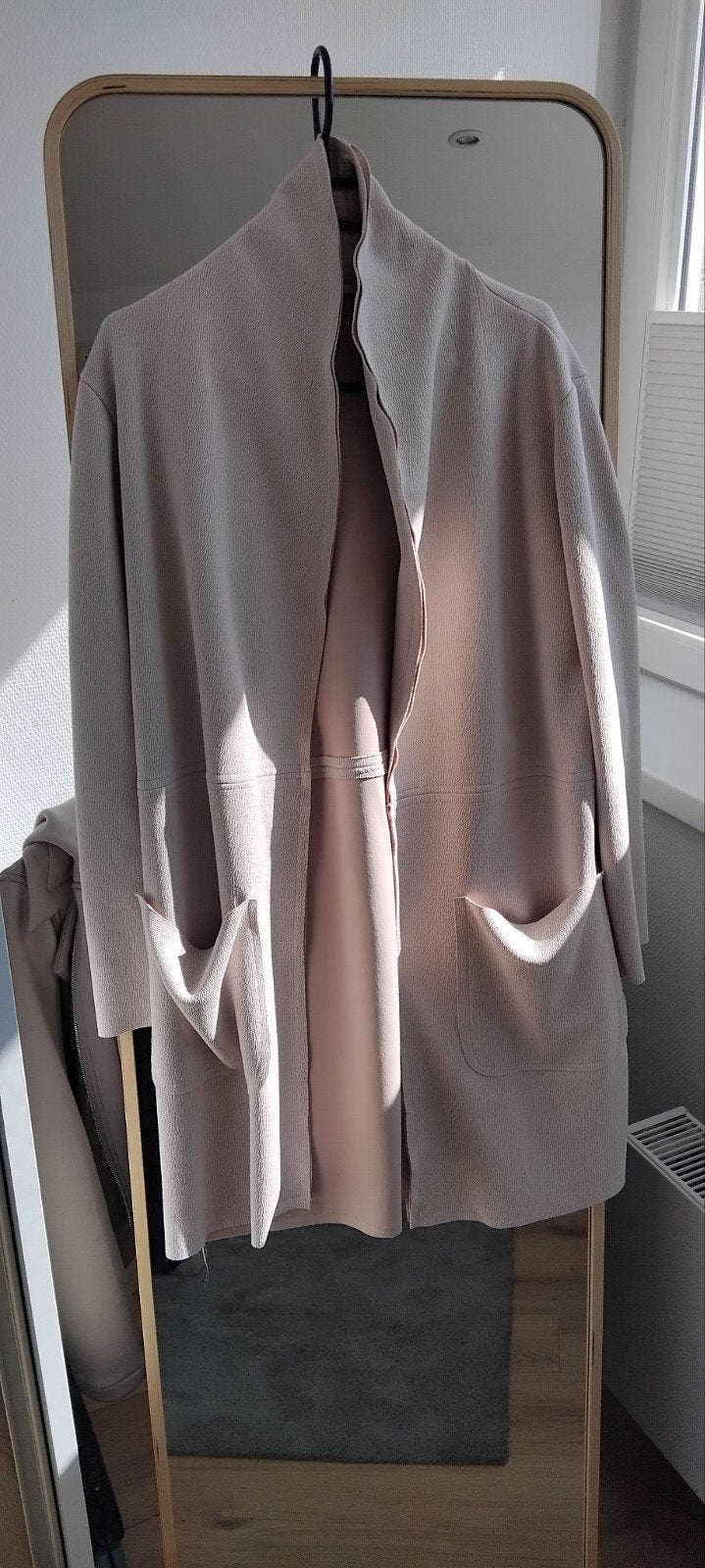 Lichtroze jas/vest met openvallende kraag, Ophalen of Verzenden, Zo goed als nieuw, Maat 42/44 (L), Roze
