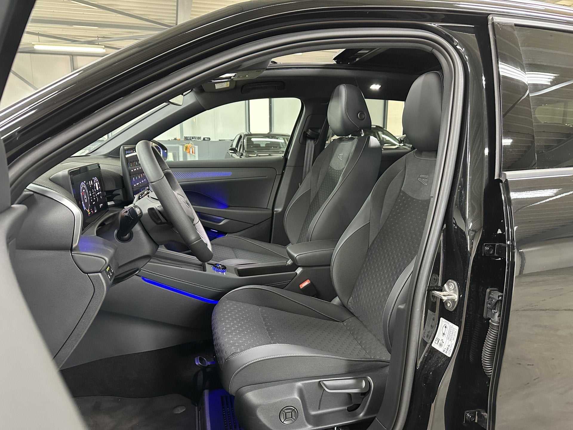 Volkswagen T-Roc 1.5 eTsi R-Line First Edition | Trekhaak |, Auto's, Zwart, 4 cilinders, Leder en Stof, Zwart