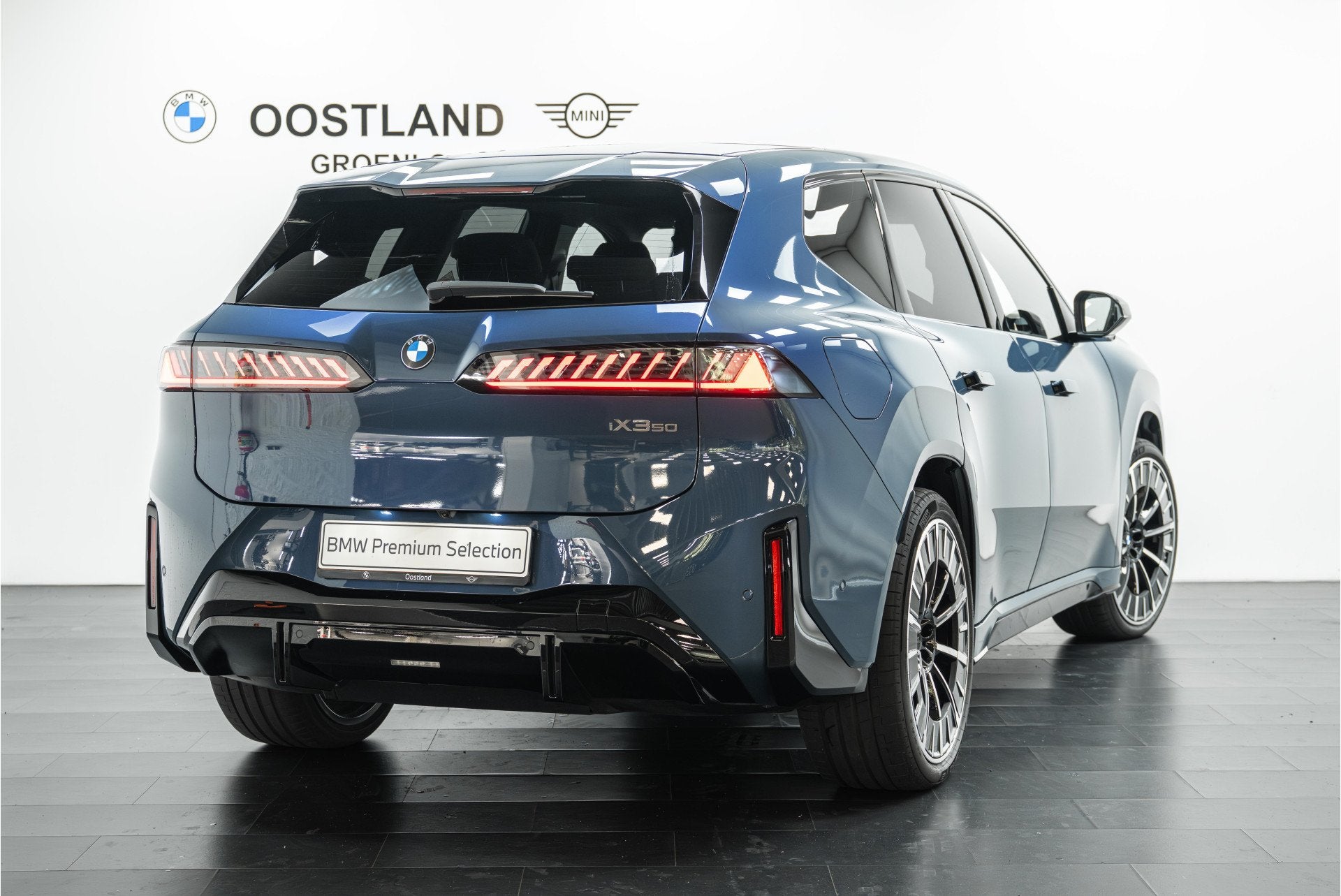 BMW iX3 50 xDrive M Sport / Panoramadak / Trekhaak / M Sport, Auto's, Automaat, Zwart, Blauw, 2260 kg
