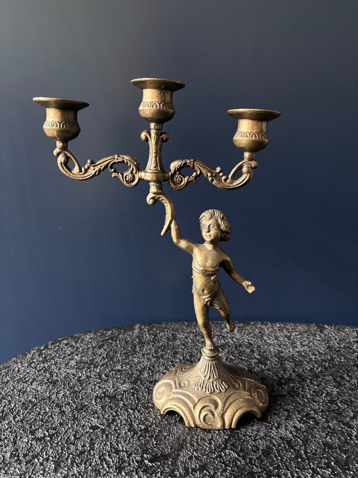 Antieke bronzen kandelaar met cherubijn, 3-armig, Ophalen, Koper of Brons