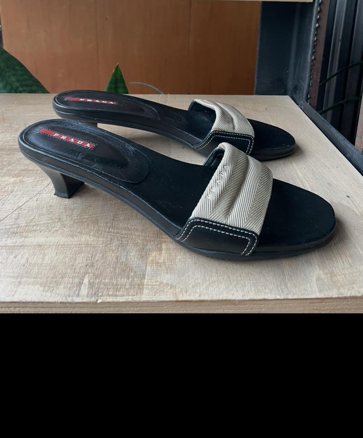 Stijlvolle Prada slippers met lage hak beige/zwart, Kleding | Dames, Slippers, Beige, Ophalen of Verzenden, Gedragen