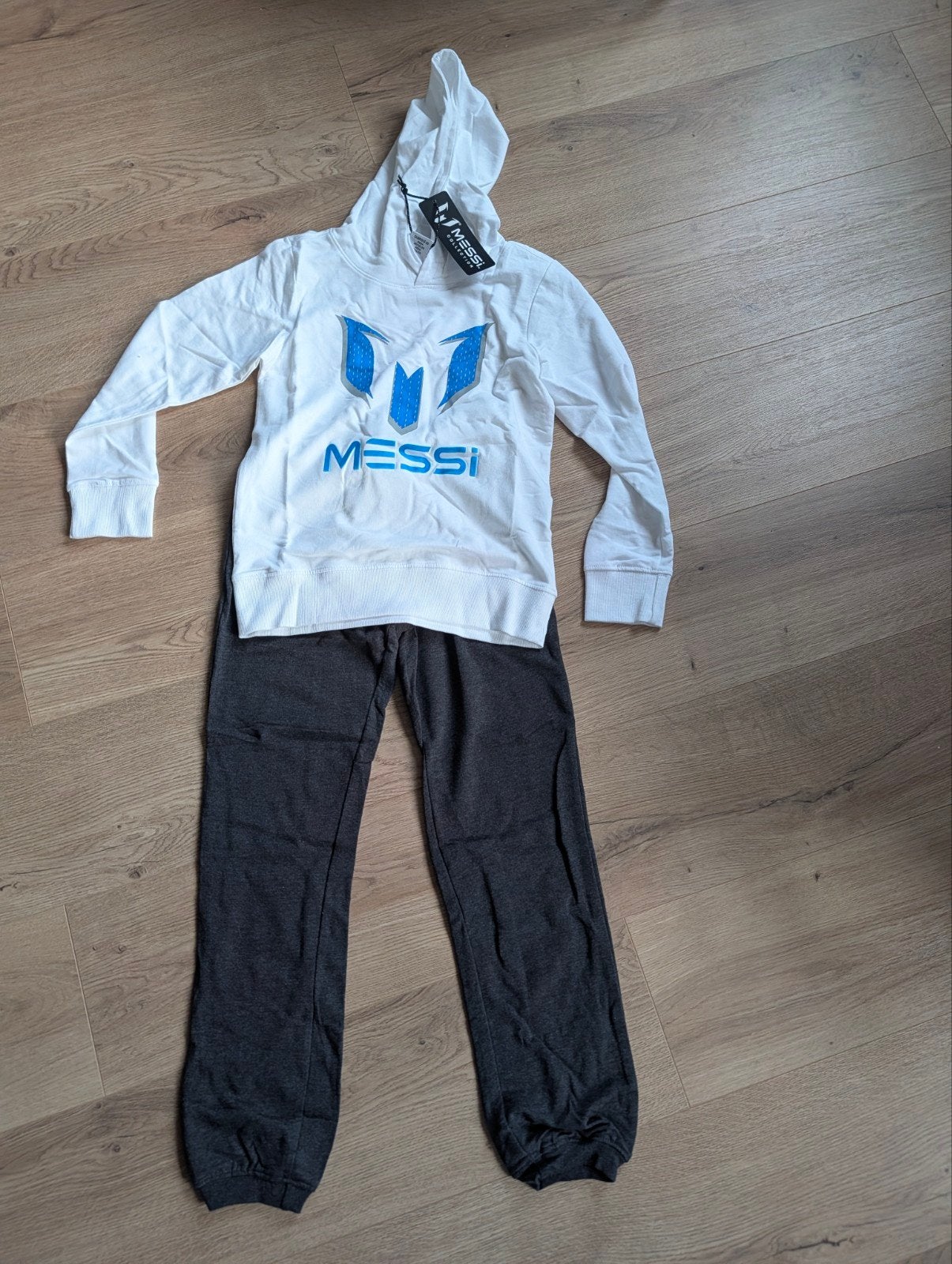 Messi trainingspak maat 128 - Nieuw met kaartjes, Messi, Nieuw, Ophalen of Verzenden, Setje